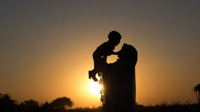 
                    Mais de 20 milhões de crianças e famílias em risco após cortes nos fundos
                