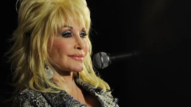 
                    Dolly Parton não partilhou o diagnóstico de cancro com ninguém. Porquê?
                