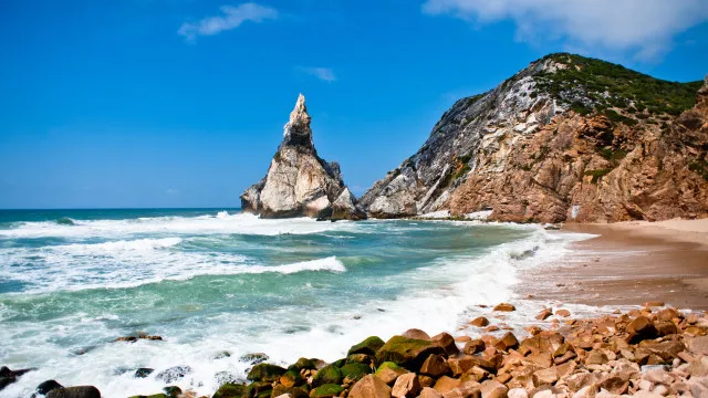 
                    Buscas pelo jovem desaparecido em praia de Sintra retomas pelo 3.º dia
                