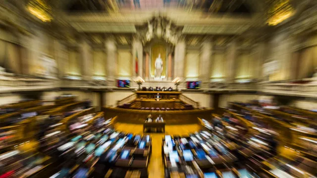 Aprovada proposta de lei que transpÃµe o pacto europeu de migraÃ§Ã£o e asilo