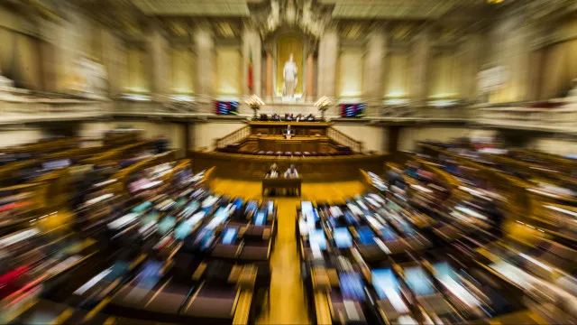 Parlamento recomenda aplicação para denunciar assédio em transportes