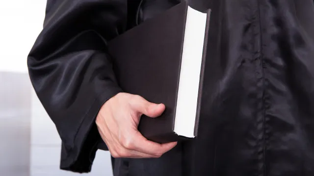 
                    Advogado suspeito de desviar mais de 1 milhão de euros a 33 estrangeiros
                