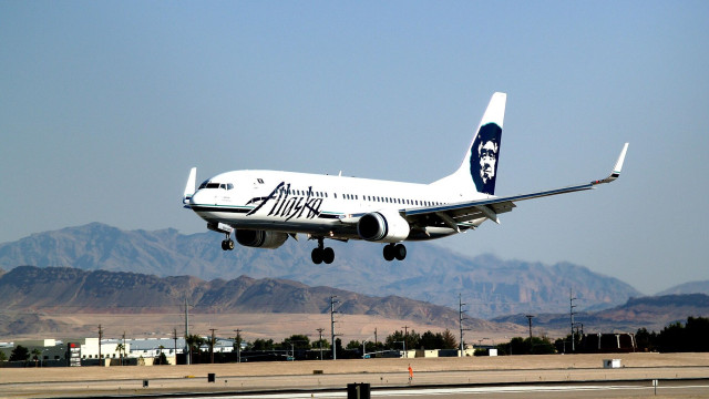 Avião da Alaska Airlines aterra de emergência após perder janela