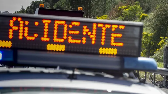 
                    IC20 reabre nos dois sentidos após despiste de camião do lixo
                