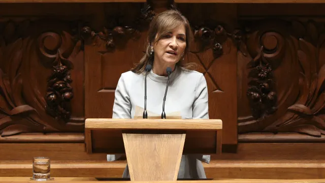 PS diz que ministra da Saúde "não tem mais condições para continuar"