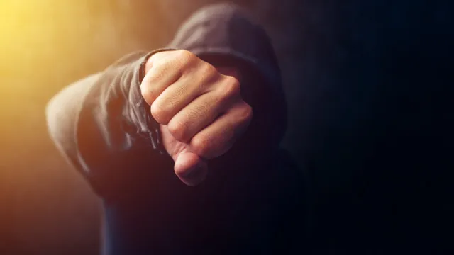 
                    Homem que tentou matar outro por causa de ex-namorada detido no Fundão
                