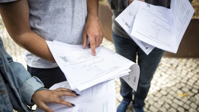 Professores convocados hoje para corrigir exames atÃ©... amanhÃ£