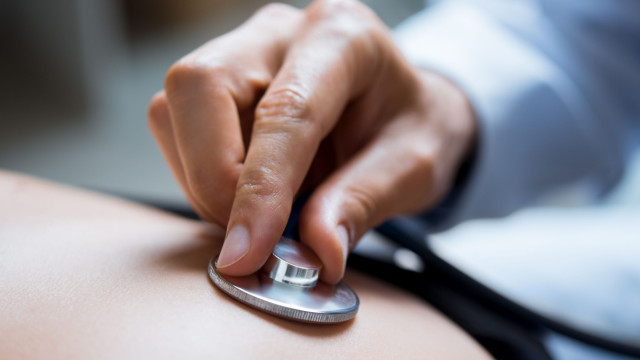 Telemóvel com IA ajuda a controlar doenças respiratórias em crianças