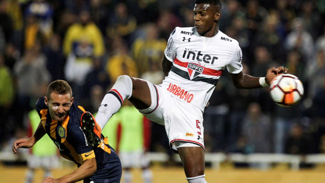 São Paulo se irrita e quer negociar Arboleda após 'sumiço' no clube