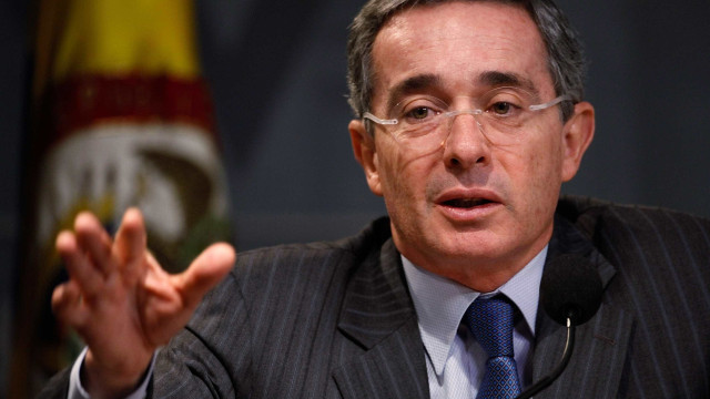 Tribunal na Colômbia absolve ex-presidente Álvaro Uribe de crimes de suborno e fraude