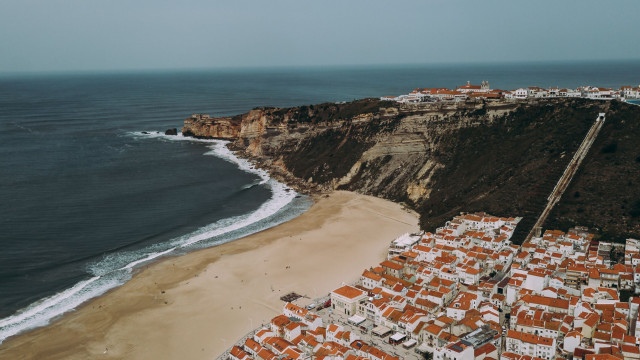 Praia da Nazaré interdita a banhos