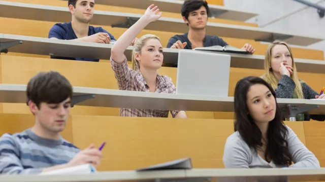 
                    Bolsas de estudo são agora atribuídas por instituições de ensino superior
                