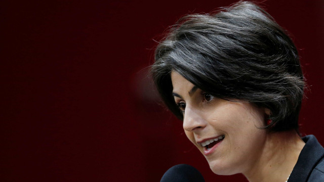 Confundida com Manuela Dias, Manuela D'Ávila esclarece que não é autora de 'Vale Tudo'