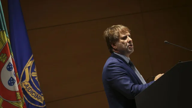 
                    Carros, sofás, televisões. Que diz a lei sobre o uso de bens apreendidos?
                