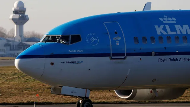 
                    KLM irá operar menos 80 voos no próximo mês devido ao custo do combustível
                