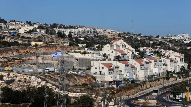 
                    Colonos israelitas forçam família palestiniana a desenterrar corpo do filho
                