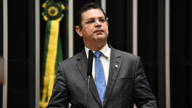 Líder do PL viaja aos EUA e deve encontrar Eduardo em momento de impasse sobre anistia