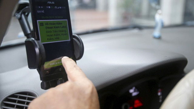 Uso do telemóvel ao volante? Mais de 800 condutores apanhados numa semana