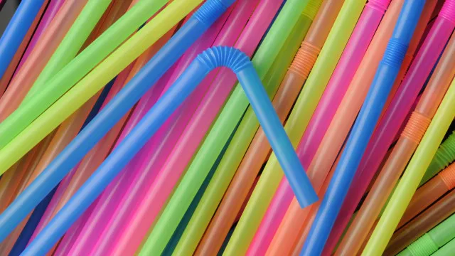 
                    Singapura. Francês de 18 anos arrisca pena de prisão após lamber palhinha
                