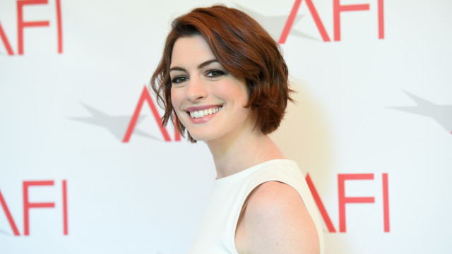 Anne Hathaway faz 42 anos. Recorde os melhores looks da atriz