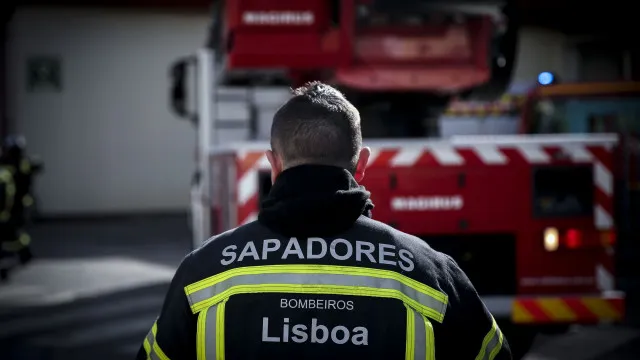
                    Homem sem-abrigo morre em incêndio numa barraca em Lisboa
                