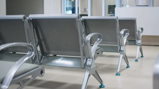 Tinha dor no peito e recebeu pulseira verde. Morreu na sala de espera
