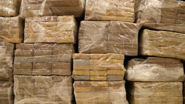 GNR apreende 3 toneladas de cocaÃna em OlhÃ£o. Suspeitos fugiram a pÃ©