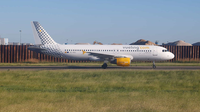 Adolescentes são expulsos de avião em Valência