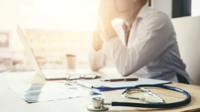 Burnout pode afetar 75% dos médicos internos