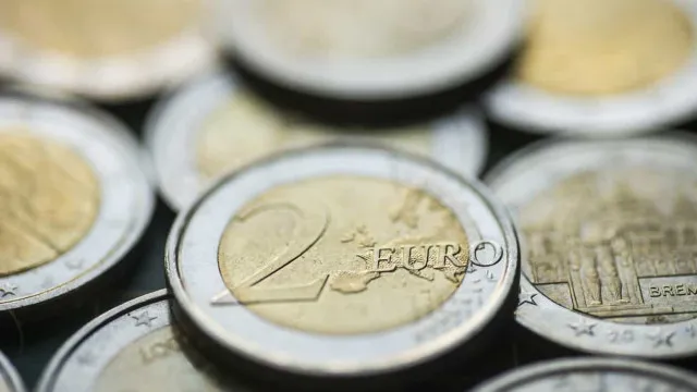 
                    Euro cai após novos ataques dos EUA a alvos iranianos
                