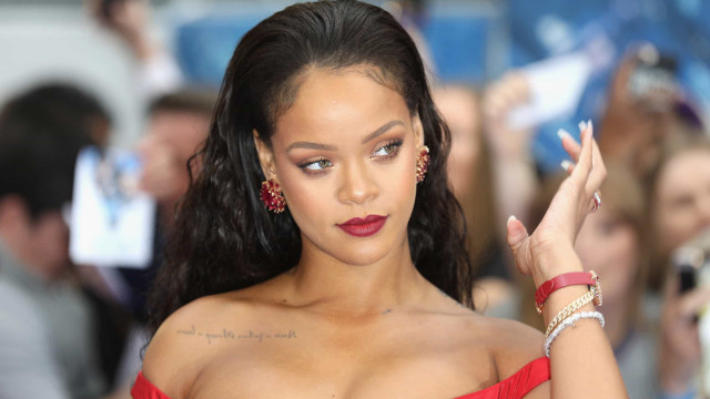 Rihanna surge arrasadora numa lingerie muito sensual