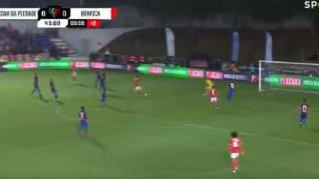 Pizzi voltou aos golos e deu vantagem ao Benfica antes do intervalo