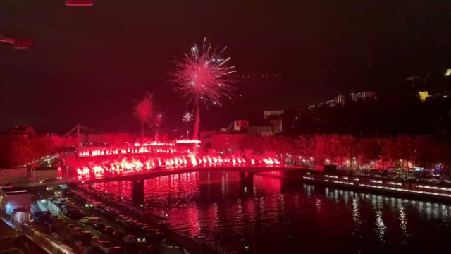 Impressionante: Ultras do Lyon 'fecham' ponte e dão incrível espetáculo