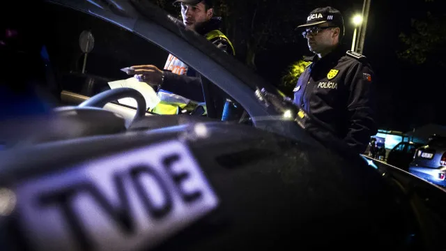 
                    Perto de 100 motoristas e operadores TVDE  em protesto em Lisboa
                