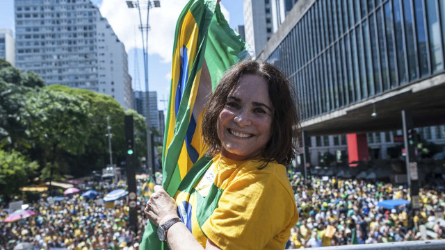 Regina Duarte diz que 'continua admirando' Bolsonaro