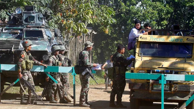 
                    Exército filipino diz ter abatido pelo menos 10 rebeldes comunistas
                