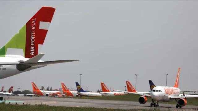 
                    Bruxelas admite possíveis ações caso falte combustível de aviação na UE
                