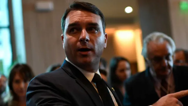 Flávio confiante: Derrotar Lula e subir “rampa do Planalto” com pai Jair