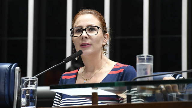 Carla Zambelli grava vídeo, se diz exilada e agradece Flávio Bolsonaro