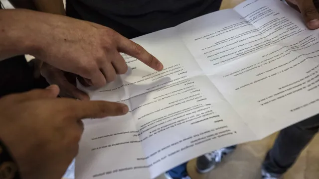 Professores continuam sem receber exames e acusam ministro de mentir