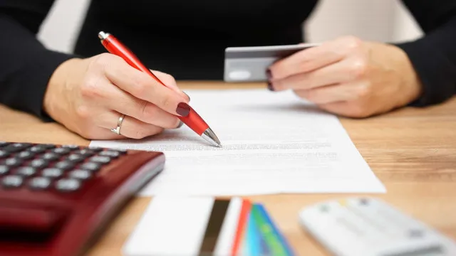 
                    Funcionária de banco acedeu a contas de clientes e roubou 110 mil euros
                