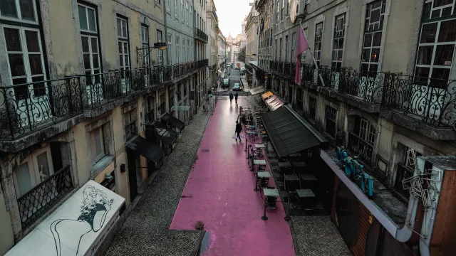 
                    Incêndio deflagra em prédio devoluto na Rua Cor de Rosa em Lisboa
                