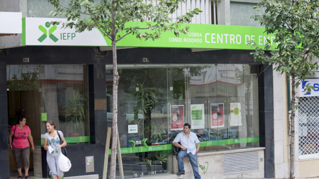 Número de desempregados inscritos nos centros de emprego cai 3% em maio