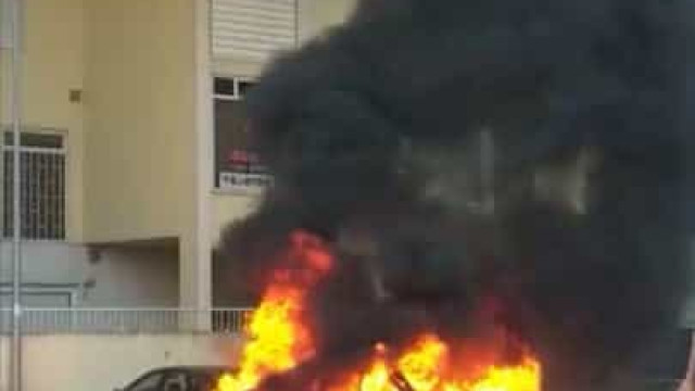Damaia: Carro incendeia-se e chamas propagam-se a mais cinco viaturas