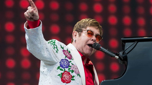Elton John luta contra infeção no olho que lhe limita a visão