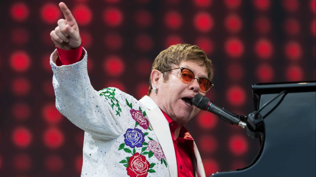 Elton John luta contra infeção no olho que lhe limita a visão