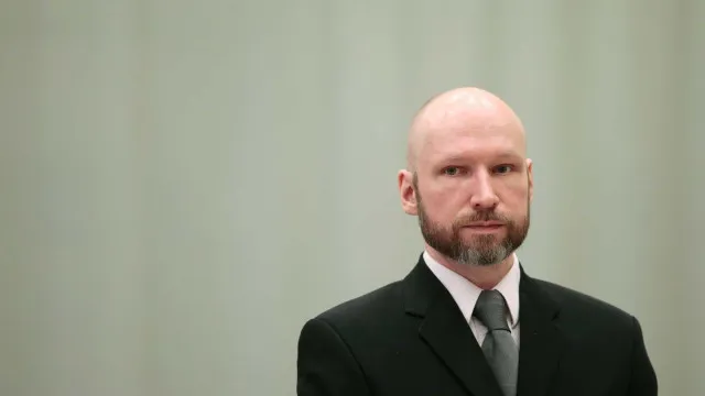 
                    15 anos após massacre, terrorista norueguês não tem direito a condicional
                