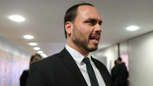 'Humilhação', diz Carlos Bolsonaro sobre escolta armada para pai em hospital