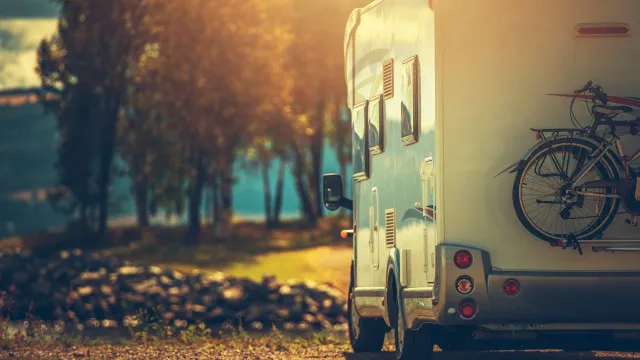 Pega fogo a caravana para tentar matar o companheiro. Foi detido pela PJ