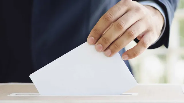 
                    Imigrantes brasileiros em Portugal também ajudam a realizar votação
                